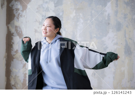 ダンスのポーズ　ダウンを踊るダンサー　ヒップホップなどのお洒落なストリートファッションのイメージ 126141243