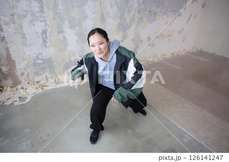 ダンスのポーズ　ダウンを踊るダンサー　ヒップホップなどのお洒落なストリートファッションのイメージ俯瞰 126141247