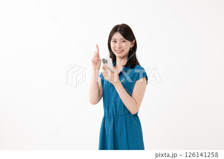 スマホを持って指差しする女性 126141258