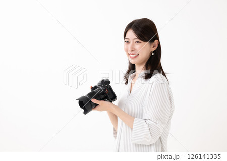 カメラを持つ女性 カメラを持つ女性 126141335