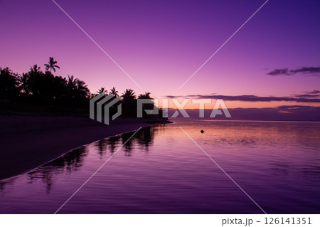 オセアニア　フィジー共和国ビティレブ島南部コーラルコーストの街コロトゴ　ビーチの朝焼けと海面の反射 126141351