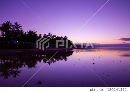 オセアニア フィジー共和国ビティレブ島南部コーラルコーストの街コロトゴ ビーチの朝焼けと海面の反射 オセアニア フィジー共和国ビティレブ島南部コーラルコーストの街コロトゴ ビーチの朝焼けと海面の反射 126141352