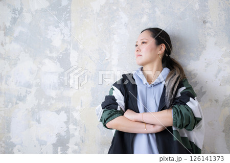 ヒップホップ系のかわいい若者カジュアル ストリートファッションなどのイメージ ヒップホップ系のかわいい若者カジュアル ストリートファッションなどのイメージ 126141373