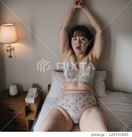 暗い部屋でくつろぐ女性 126141681