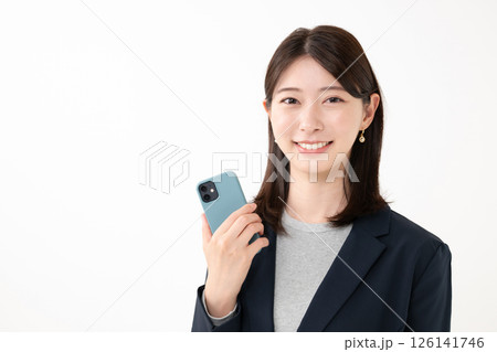 スマホを持つ女性 スマホを持つ女性 126141746
