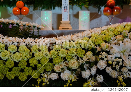 お洒落な花祭壇 126142007