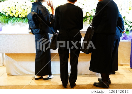 友人と話しをする喪主 126142012