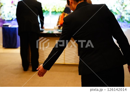 お焼香の案内をするセレモニーレディー 126142014