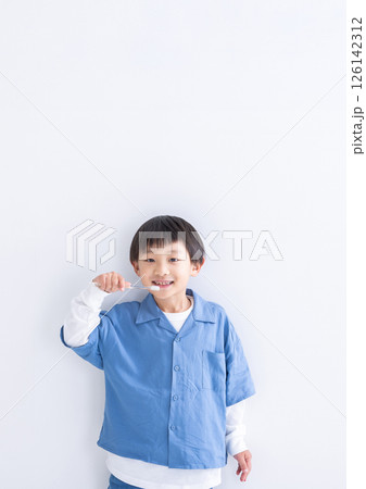 歯磨きをする子ども　 teeth 126142312