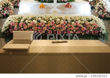 お洒落な花祭壇 126142521