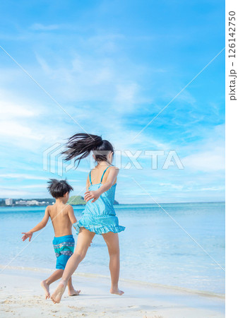 砂浜ではしゃぐ子ども the beach 砂浜ではしゃぐ子ども the beach 126142750