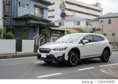 クロスオーバーSUV 道路走行 クロスオーバーSUV 道路走行 126142897
