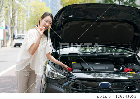 車のボンネットを開ける女性 126143053