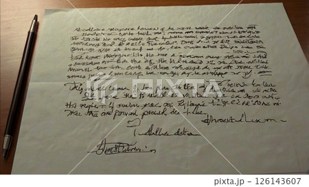 あの日届かなかった手紙が、今そっとデスクの上に置かれていた あの日届かなかった手紙が、今そっとデスクの上に置かれていた 126143607