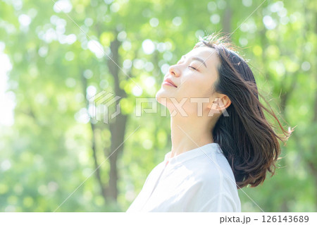 若い日本人女性の森林浴ポートレート(AIモデル) 若い日本人女性の森林浴ポートレート(AIモデル) 126143689