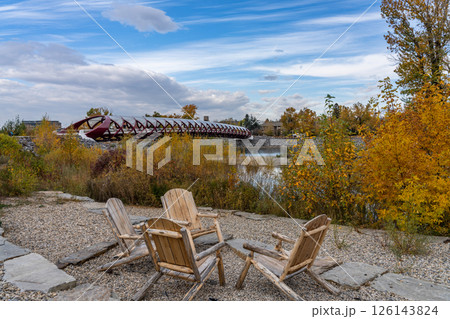 秋景色のピースブリッジ、プリンスズアイランド公園 ボー川、カルガリー 126143824