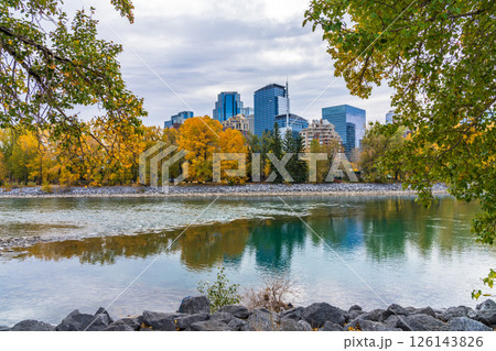 秋彩のプリンスズアイランド公園とボー川、カルガリー 126143826