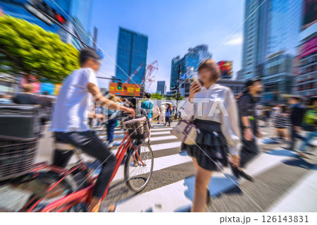 日本の東京都市景観 狂気の危険運転自転車。渋谷スクランブル交差点を駆け抜ける…脳に… 126143831