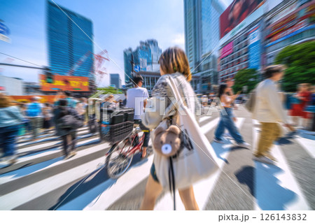 日本の東京都市景観 狂気の危険運転自転車。渋谷スクランブル交差点を駆け抜ける…脳に… 126143832