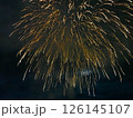 夜空に咲く大輪の花火 126145107