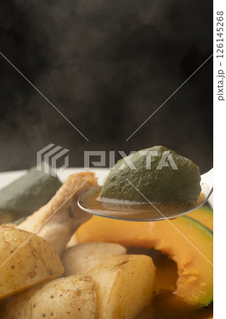 夏野菜のスープカレーをスプーンで持ち上げる 126145268