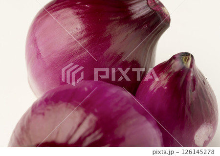 赤玉ねぎ 126145278