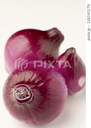 赤玉ねぎ 126145279