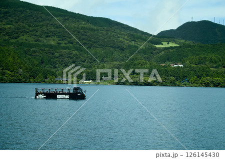 箱根芦ノ湖に浮かぶ水陸両用バスと自然の景色が美しい 箱根芦ノ湖に浮かぶ水陸両用バスと自然の景色が美しい 126145430
