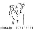 カメラで撮影する女性のイラスト 126145451