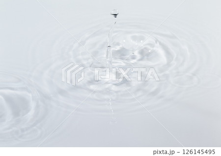 水面に落ちる水滴 126145495