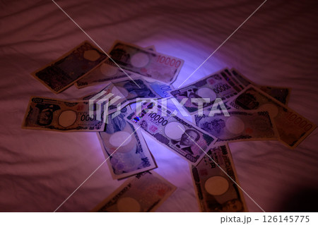 散乱したお金 126145775