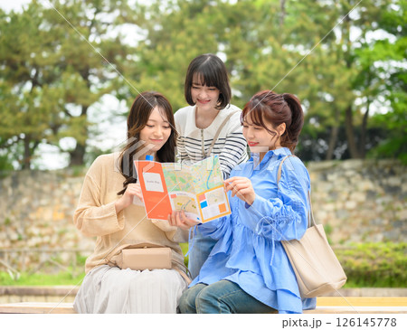 旅行をする女性のポートレート 旅行をする女性のポートレート 126145778
