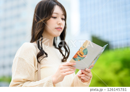 旅行をする女性のポートレート 126145781