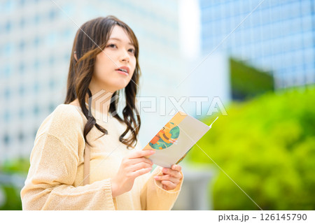 旅行をする女性のポートレート 126145790