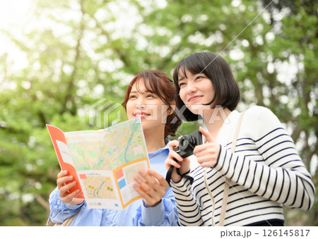 旅行をする女性のポートレート 旅行をする女性のポートレート 126145817