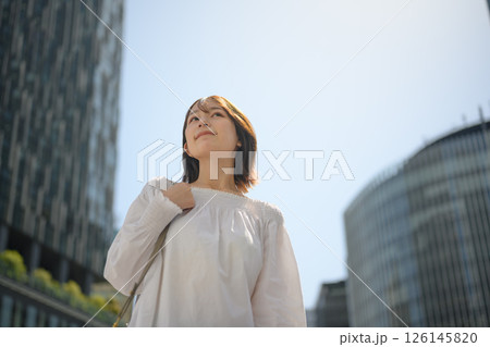 街を歩く若い女性 126145820