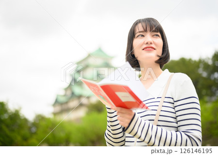 観光をする女性とガイドブック 観光をする女性とガイドブック 126146195