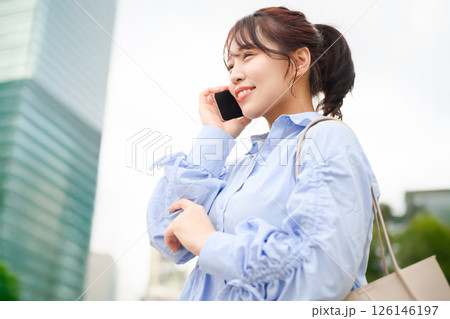 スマホと女性のポートレート スマホと女性のポートレート 126146197