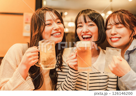 女友達みんなで乾杯！ 126146200