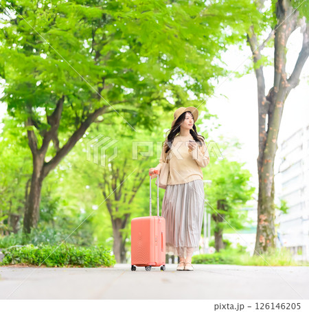 旅行をする女性のポートレート 旅行をする女性のポートレート 126146205