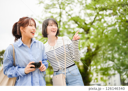 旅行をする女性のポートレート 126146340