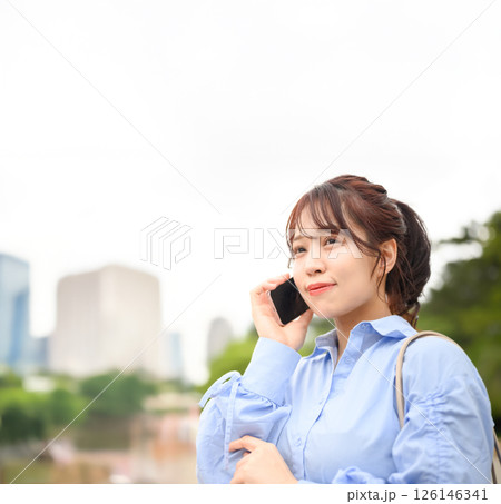 スマホと女性のポートレート 126146341