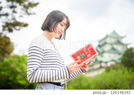 観光をする女性とガイドブック 126146342