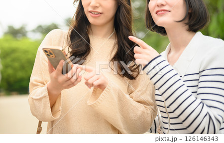 観光する女性 126146343