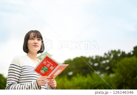 観光をする女性とガイドブック 126146346