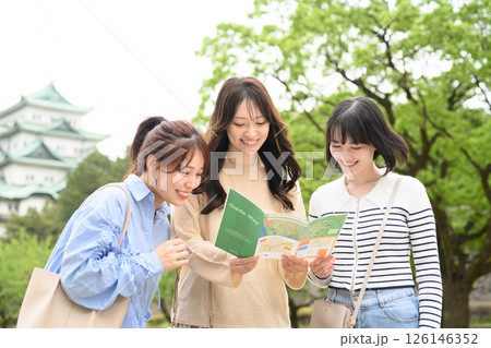 旅行をする女性のポートレート 旅行をする女性のポートレート 126146352