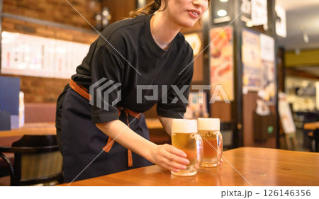 居酒屋でバイトをする女性 居酒屋でバイトをする女性 126146356