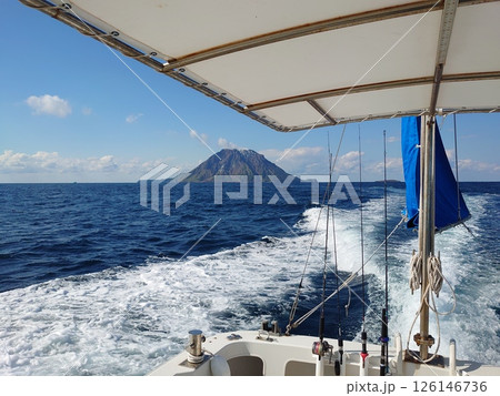 海の絶景と孤高の山 126146736