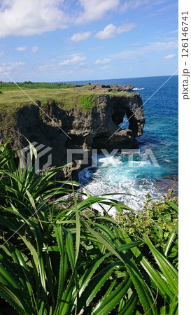 エメラルドブルーの海と万座毛|沖縄の絶景スポット エメラルドブルーの海と万座毛|沖縄の絶景スポット 126146741