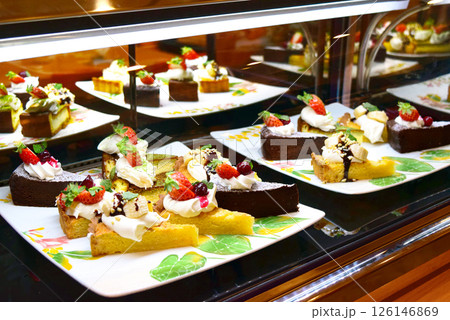 かわいいケーキが並ぶデザートショーケース 126146869